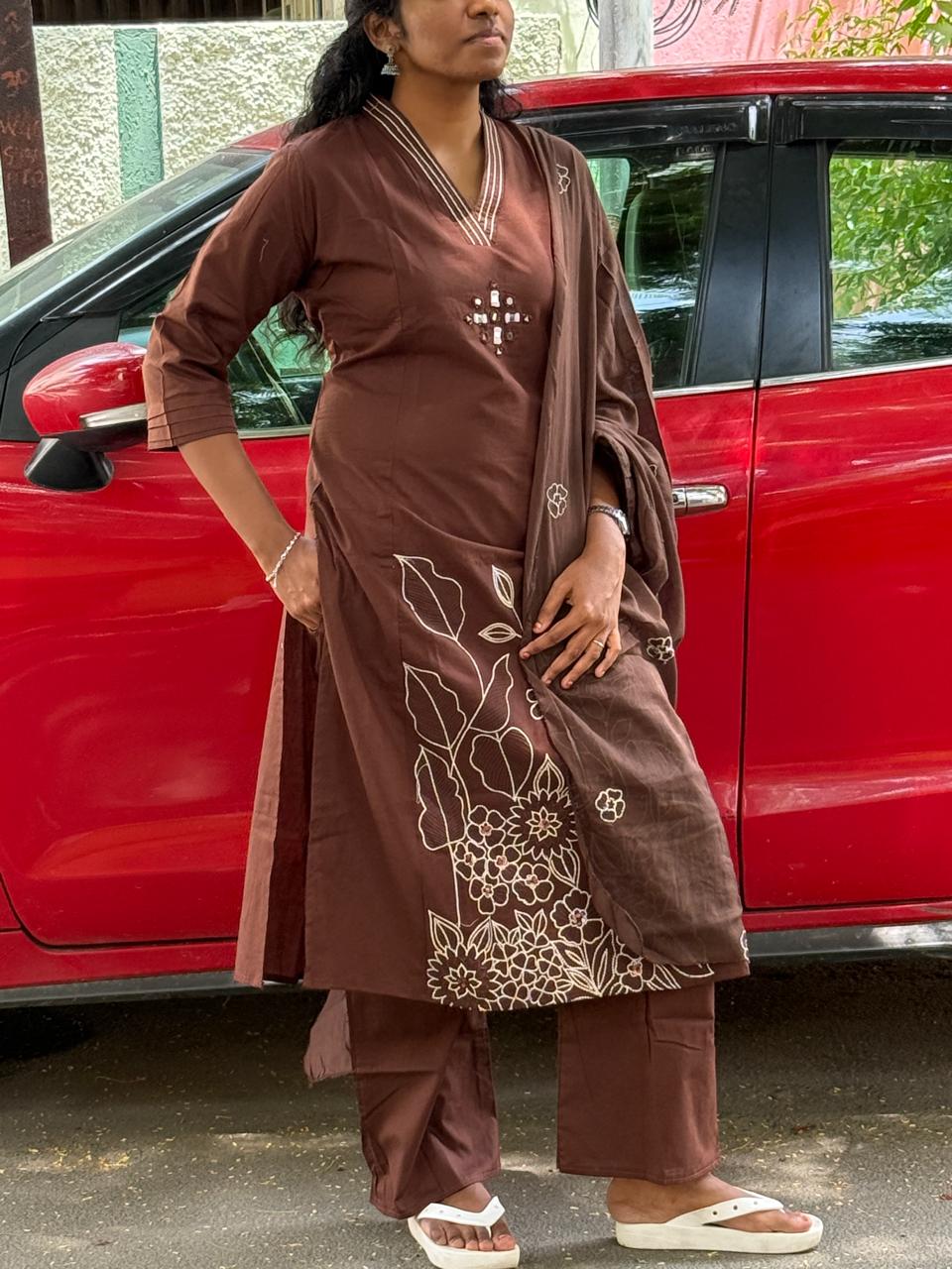 Elegant embroidered kurthi set