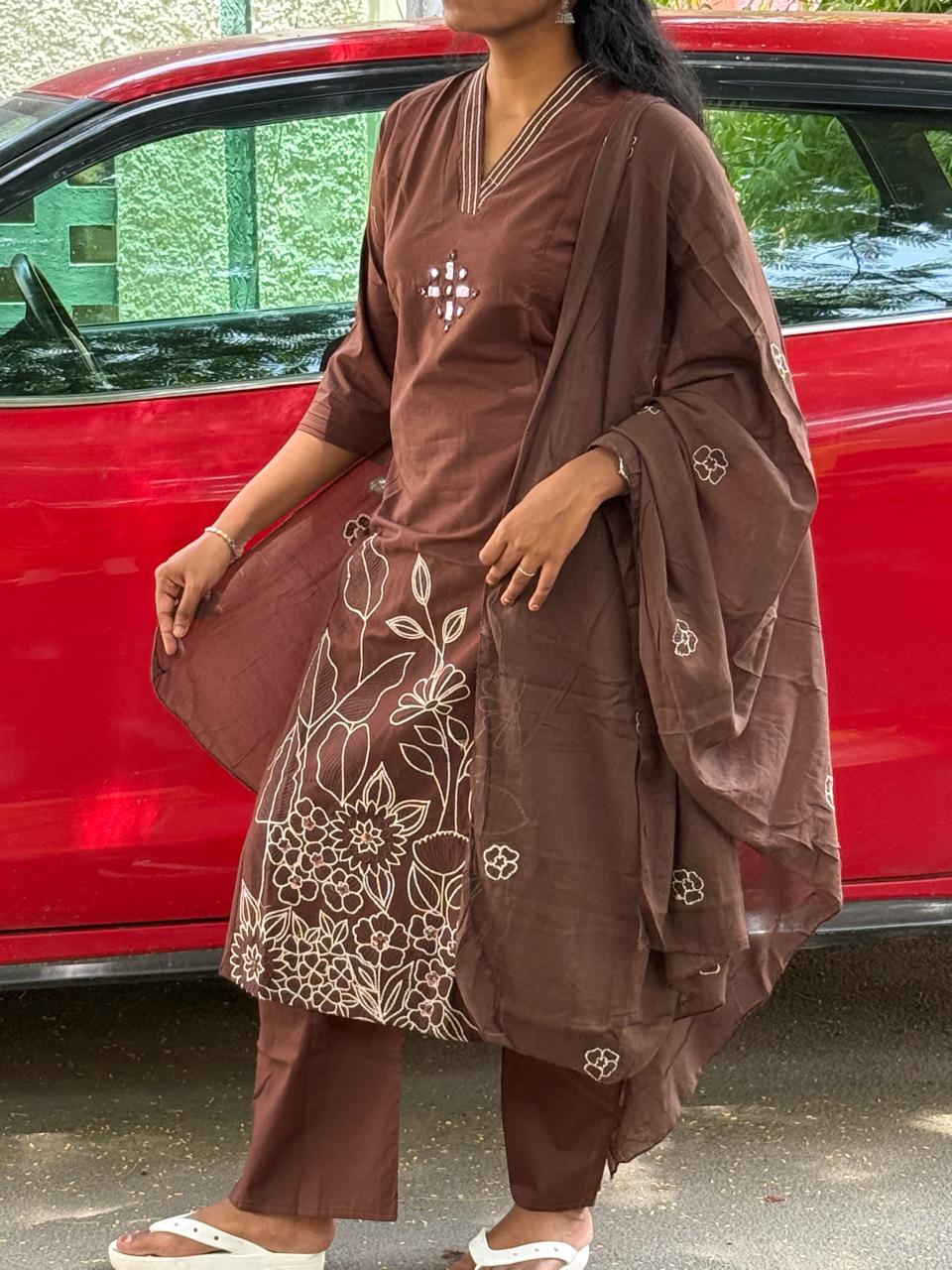 Elegant embroidered kurthi set