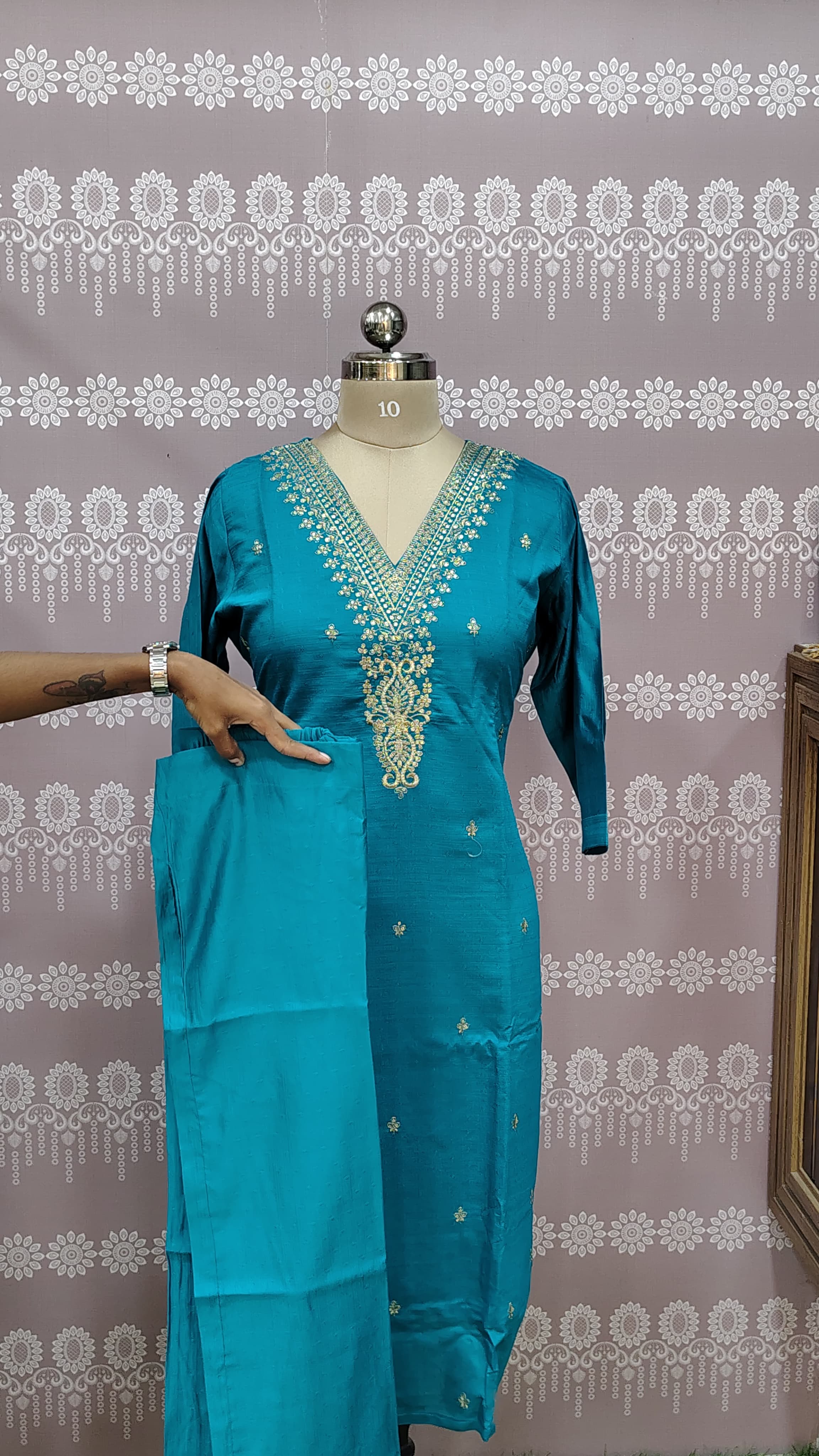 Embroidery kurthi set