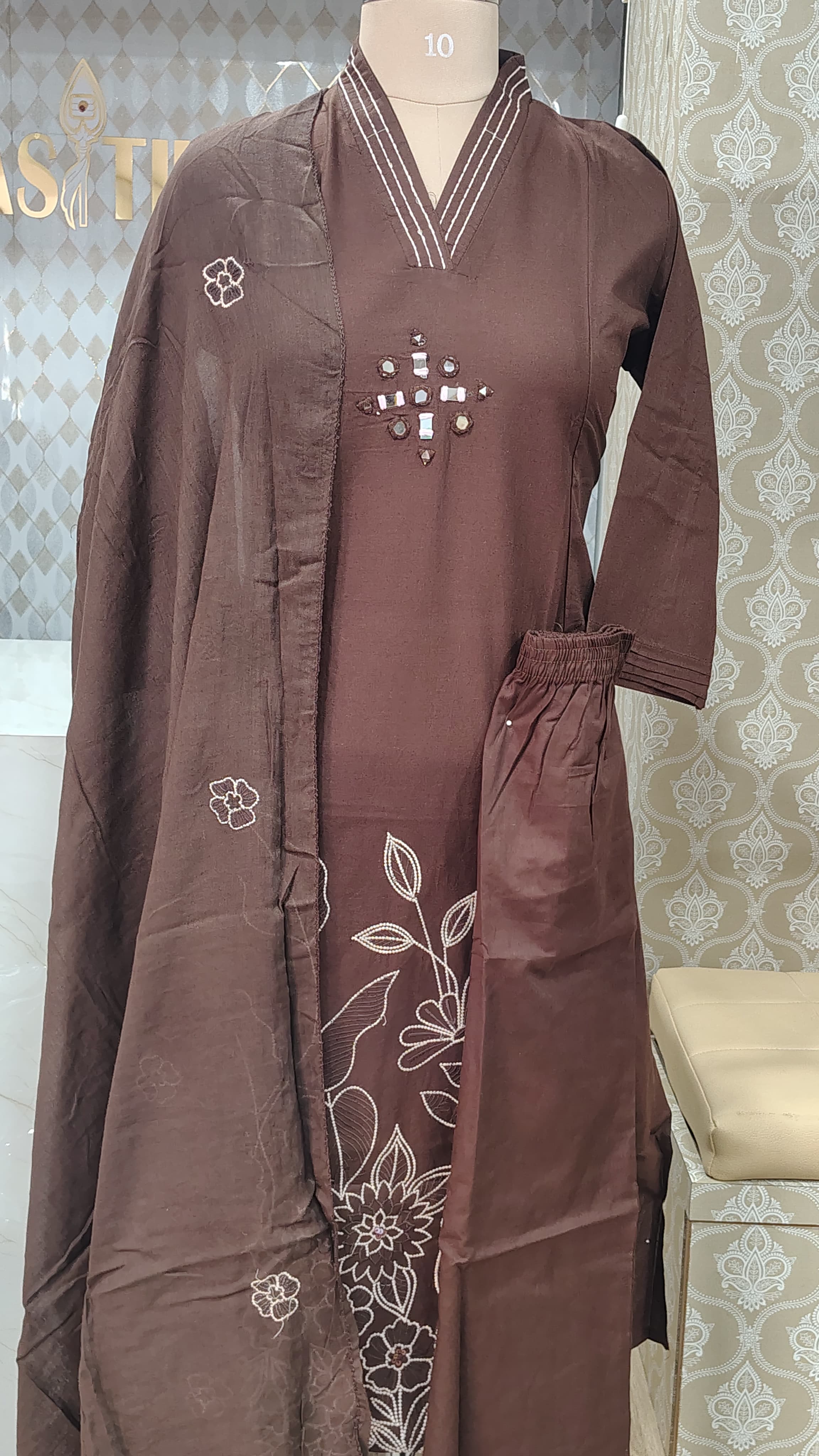 Elegant embroidered kurthi set
