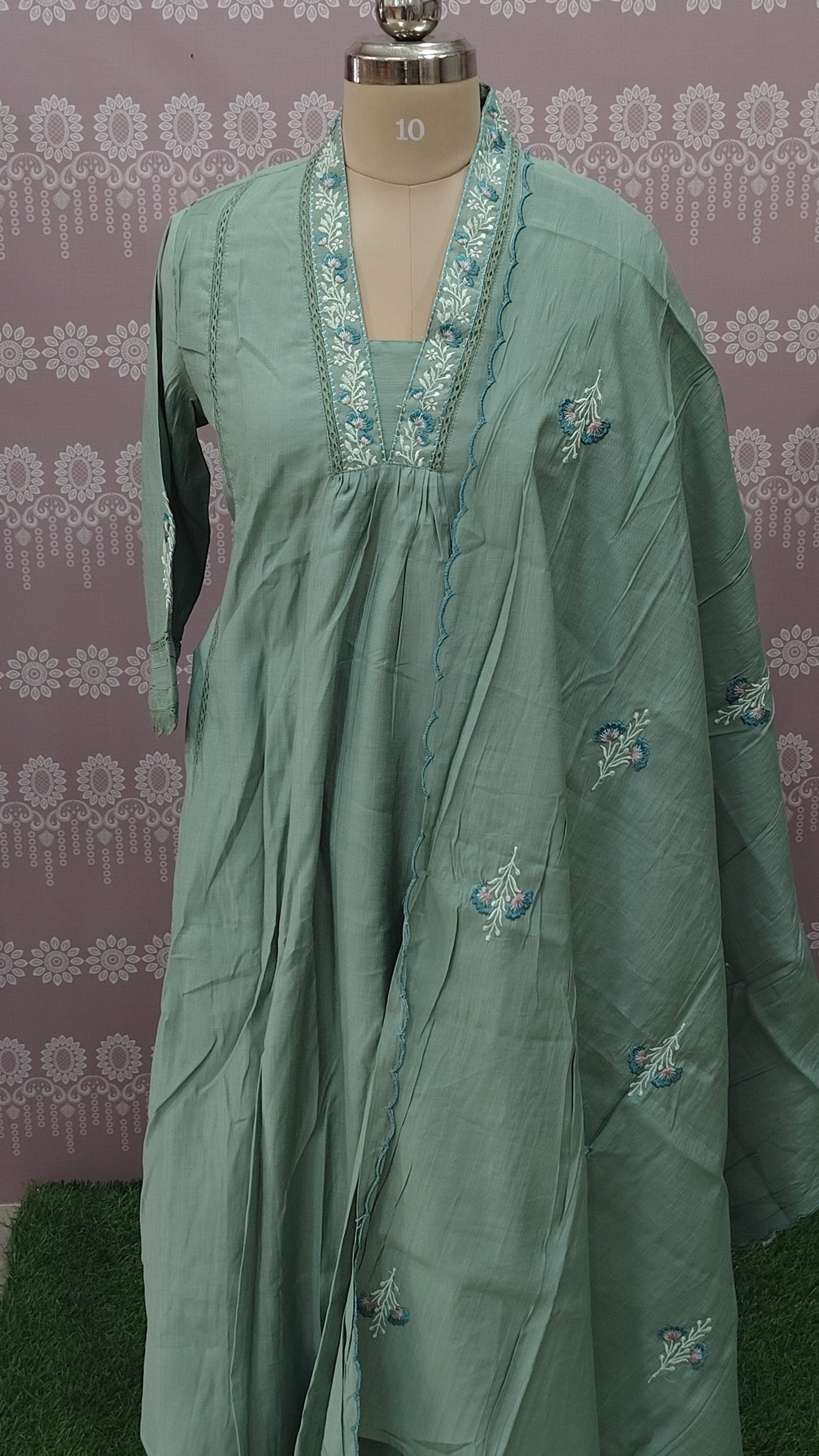 V-neck embroidery kurthi set