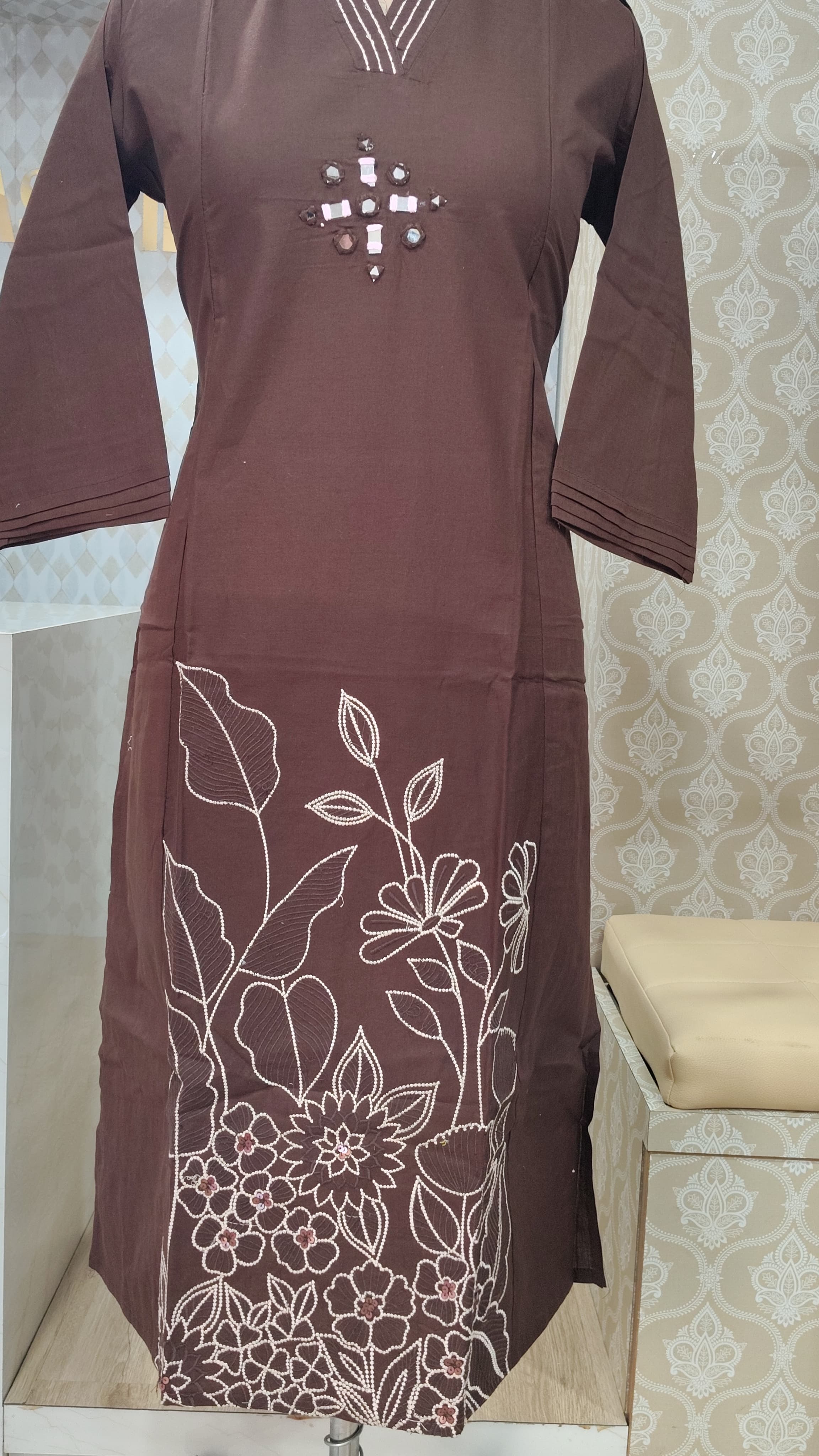 Elegant embroidered kurthi set